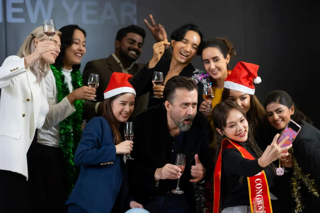 Grupo de profissionais posando para foto em confraternização empresarial de Natal enquanto se divertem.