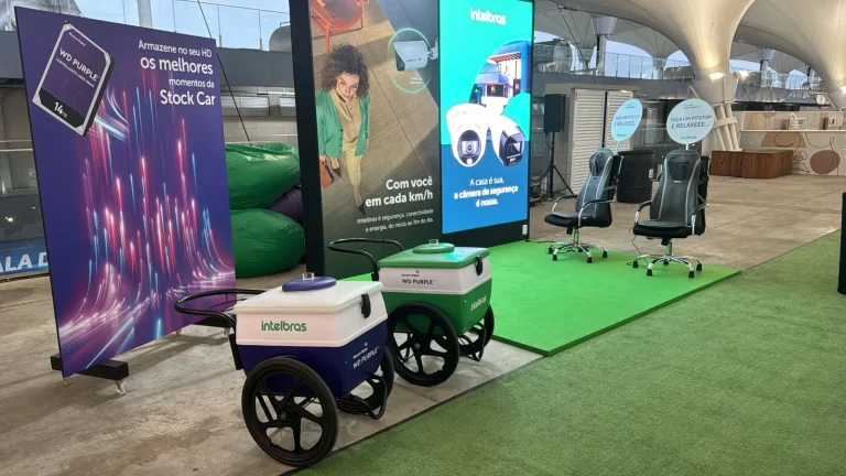 Dois carrinhos de sorvete para eventos durante ação promocional da empresa Intelbras