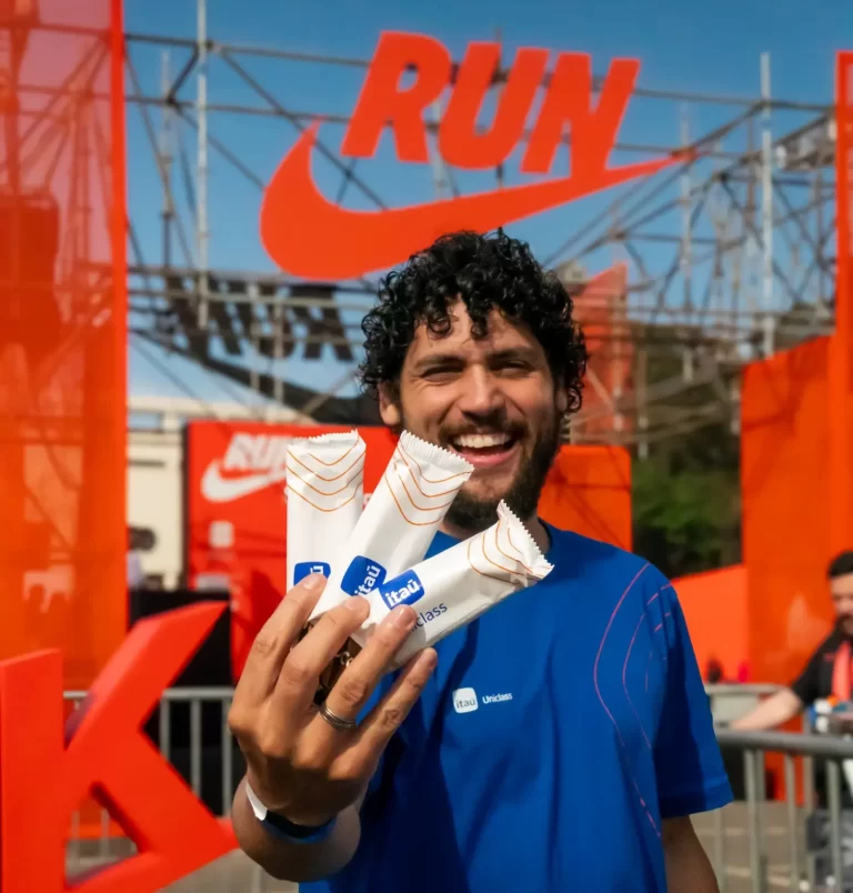Imagem de homem branco de azul segurando picolés em um evento de banco ilustrando sorvete para eventos.