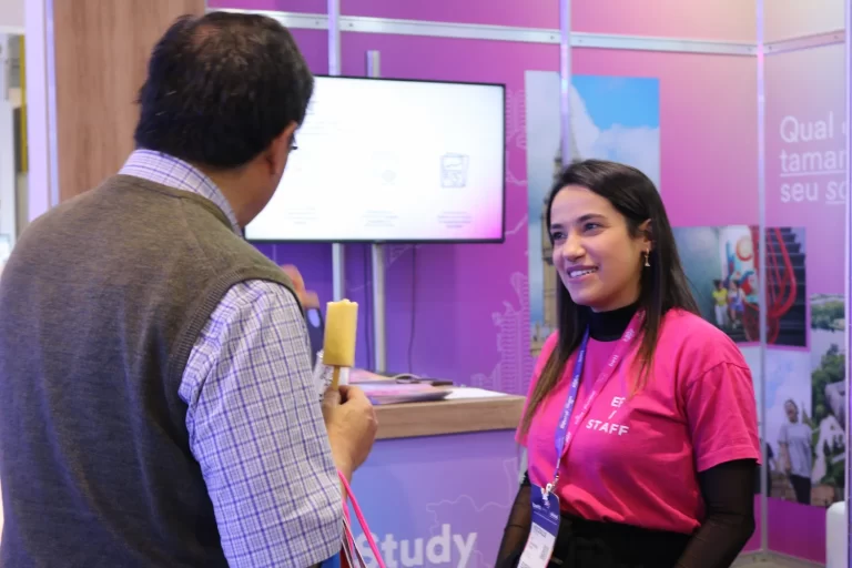 Promotora interagindo com um lead em evento de branding com degustação de picolés personalizados