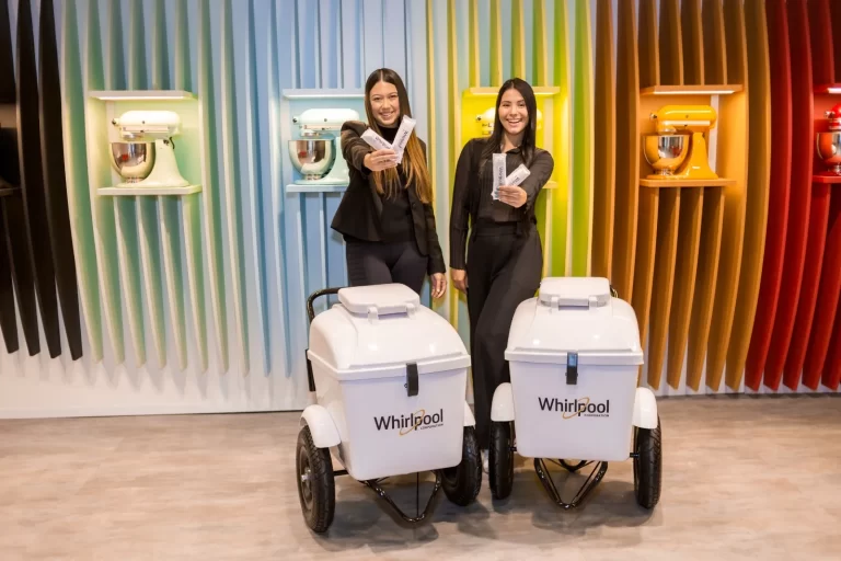 Duas mulheres segurando picolés personalizados, simbolizando a experiência sensorial