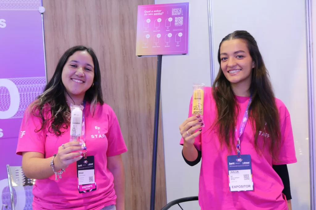 Promotores promovendo evento de captação de leads com picolés personalizados