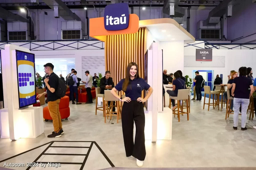 Promotora sorri durante ativação de marca em evento do banco Itaú