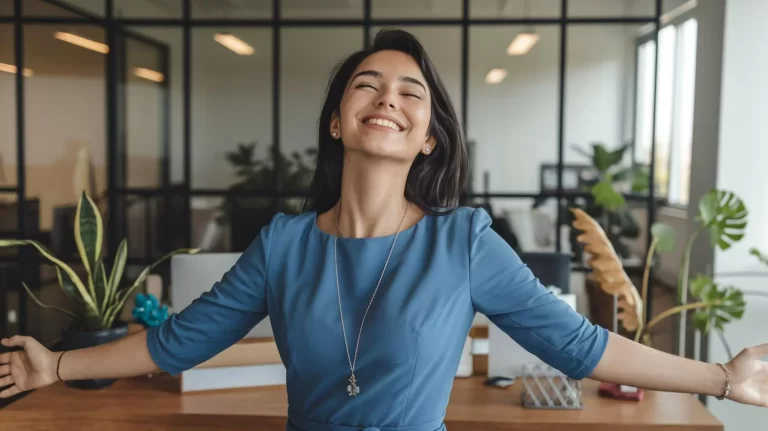 Mulher sorri enquanto desperta sentidos por meio do branding sensorial