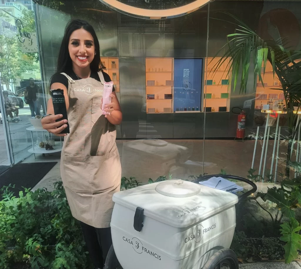 Promotora mostra picolés personalizados durante evento de marketing com hiperpersonalização