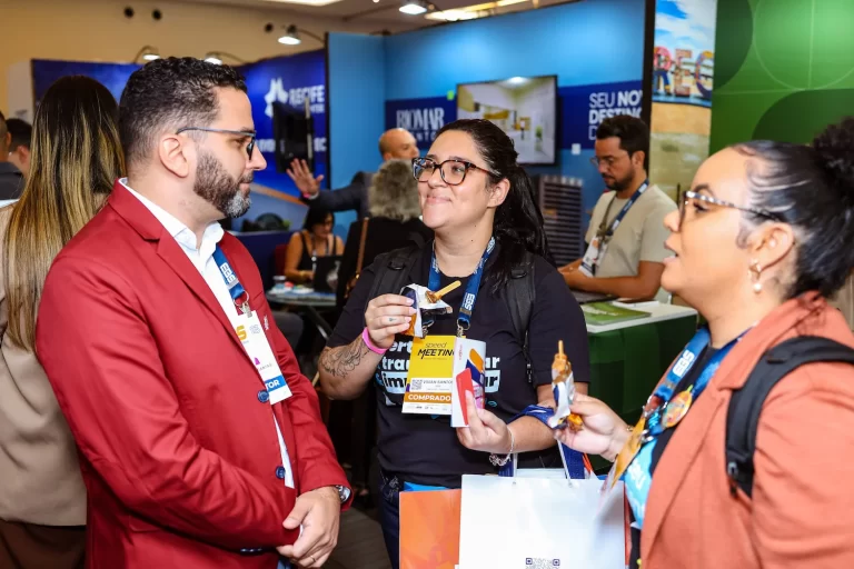 Imagem de pessoas em evento corporativo comendo picolé e sorrindo ilustrando o marketing multissensorial.