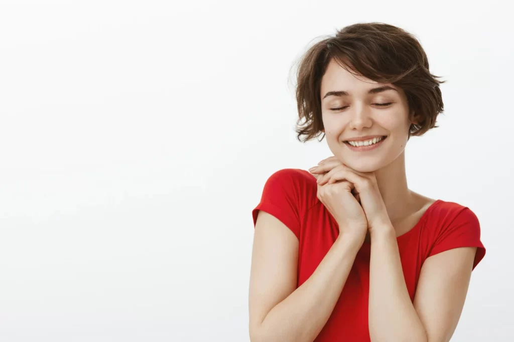 Mulher com olhos fechados faz um gesto de satisfação, simbolizando o poder do marketing sensorial