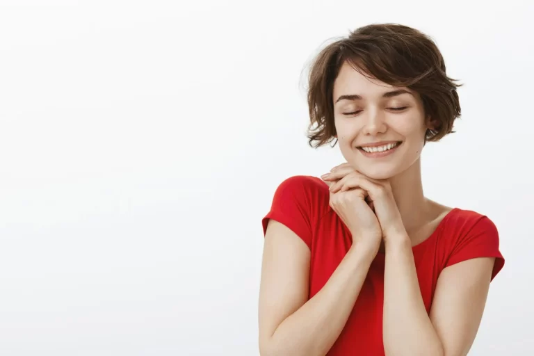 Mulher com olhos fechados faz um gesto de satisfação, simbolizando o poder do marketing sensorial