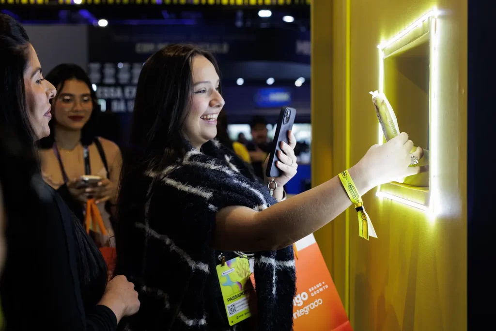 Visitantes fotografam picolés personalizados em evento dinâmico criado para conquistar share of heart