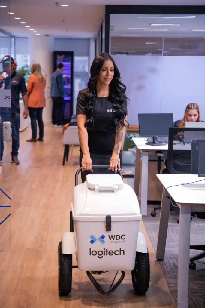 Promotora de eventos segurando dois picolés, simbolizando o conceito de sorvete taylor made