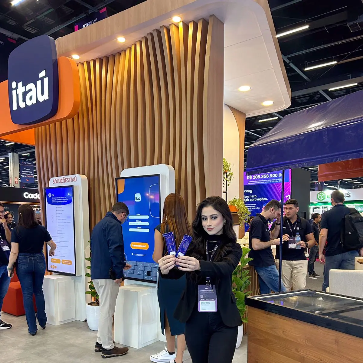 Promotora segura picolés em evento do Itaú, ilustrando como trabalhar 5 sentidos em ativação de marca
