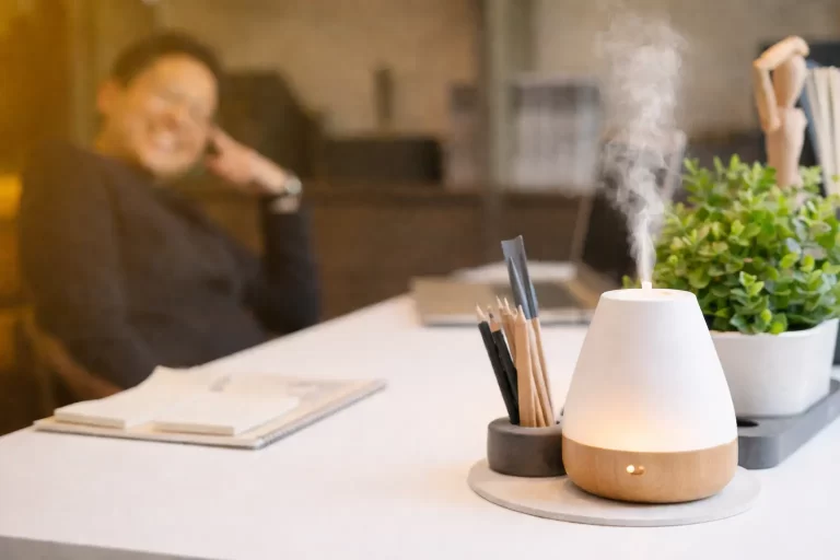 Difusor de aromas sobre mesa de escritório de uma profissional, simbolizando aromatização de ambientes