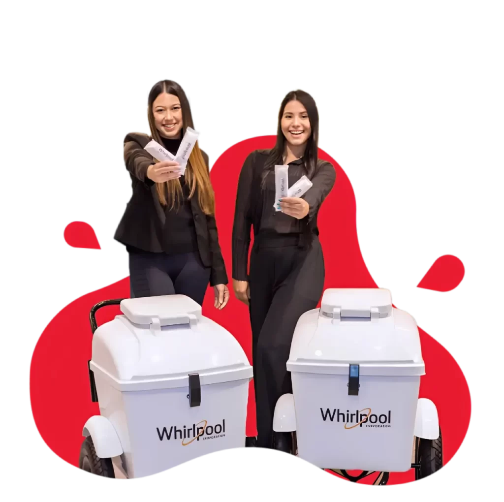 Imagem de duas mulheres de preto segurando picolés fazendo marketing off-line atrás de dois carrinhos de picolé.