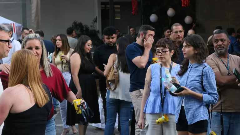 Pessoas interagindo em ativação de marca simbolizando segmentação de público em eventos