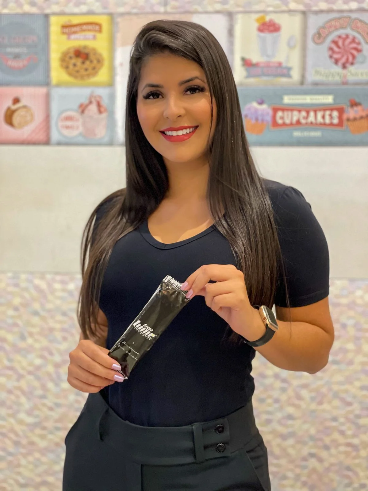 Promotora segurando um picolé personalizado, simbolizando um brinde para temas de sustentabilidade em eventos