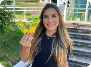 Promotora segurando picolé personalizado em experiência de marketing sensorial da Sodéli