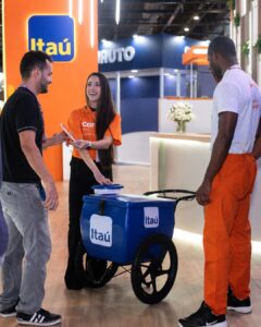Experiência de marketing sensorial em stand de evento corporativo